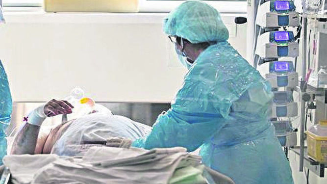 Enfermeras atienden a un paciente en la UCI de un hospital andaluz.