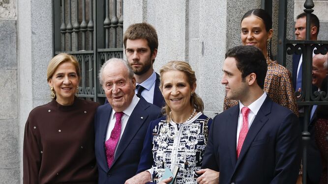 El rey emérito, don Juan Carlos, con sus hijas Cristina y Elena y tres de sus nietos presentes, Juan Valentín, Felipe Juan Froilán y Victoria Federica