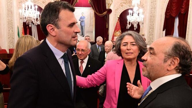 El alcalde de Cádiz Bruno García con María Ángeles Reiné y el fotógrafo Kiki Hernández.