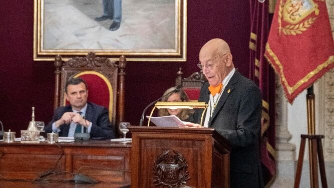 Pablo Juliá durante su intervención en el Salón de Plenos del Ayuntamiento de Cádiz.