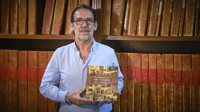 Juan Torres posa con un ejemplar de su libro en la hemeroteca de Diario de Cádiz.
