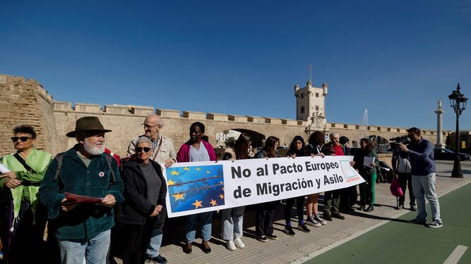 Miembros de la Apdha, concentrados esta mañana ante la Subdelegación del Gobierno en Cádiz.