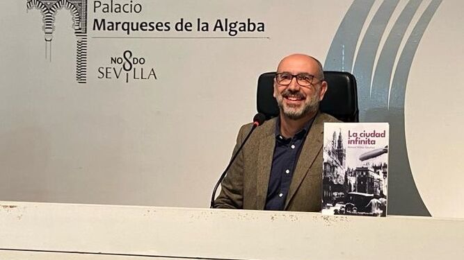 Manuel Millán con su novela 'La ciudad infinita', en la presentación en Sevilla.