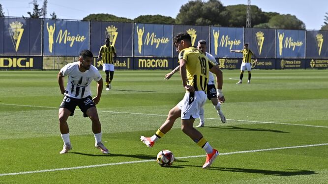 Borja Vázquez encara a dos rivales en una llegada por la izquierda.