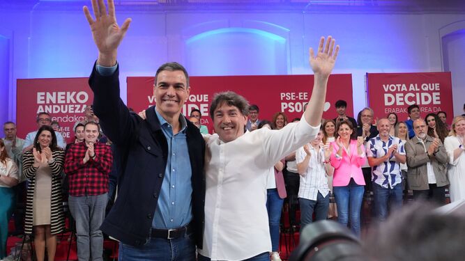 El presidente del Gobierno, Pedro Sánchez, y el secretario general de PSE-EE y candidato del partido a Lehendakari, Eneko Andueza, durante un acto de campaña.