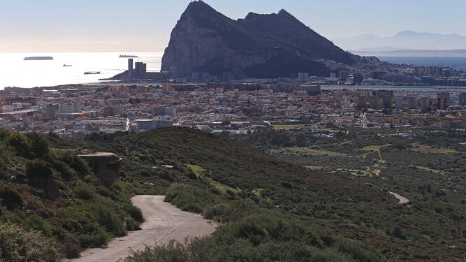 Una vista de La Línea y, al fondo, Gibraltar.