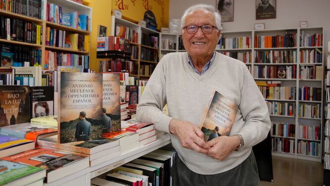 El historiador Antonio Torremocha posa con su última novela en la librería 'Bahía de letras'.