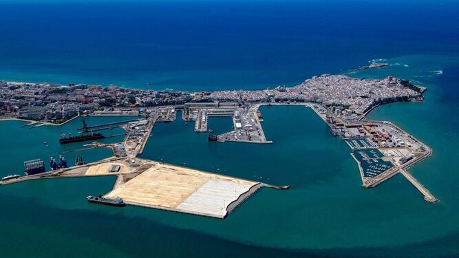 Vista aérea del puerto de Cádiz, en la que se observan los avances en la nueva terminal de contenedores.