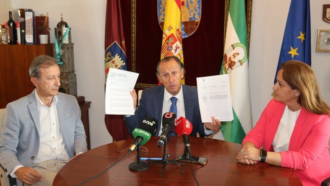 El alcalde alcalde compareció en rueda de prensa con los responsables de Presidencia y Urbanismo.