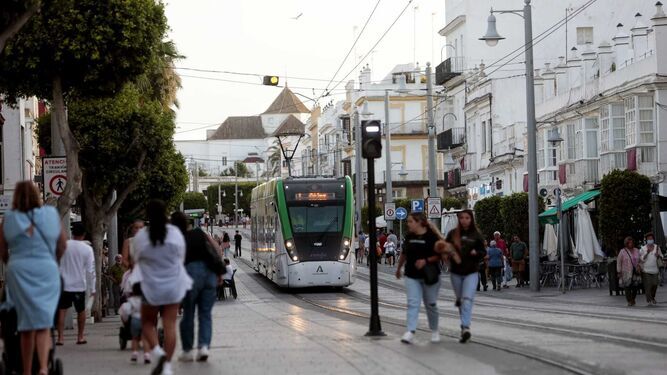 Tranvía y peatones por la céntrica calle Real de San Fernando.