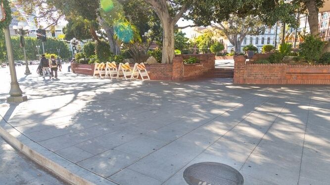 Placa en la plaza Olvera de Los Ángeles con la historia del gaditano y su mujer