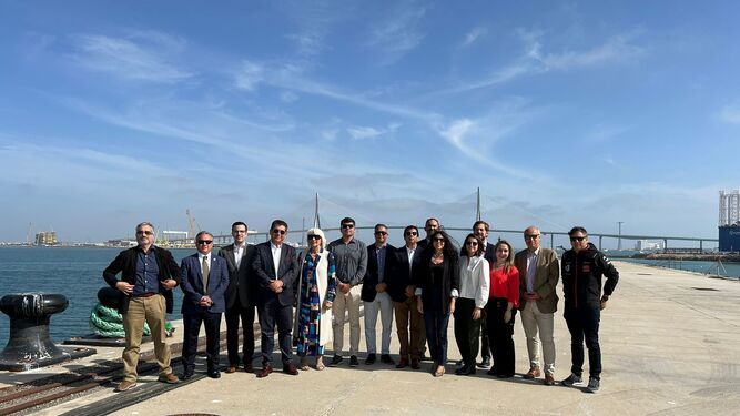 Representantes de la APBC junto a la delegación chilena, en una visita a la nueva terminal de contenedores de Cádiz