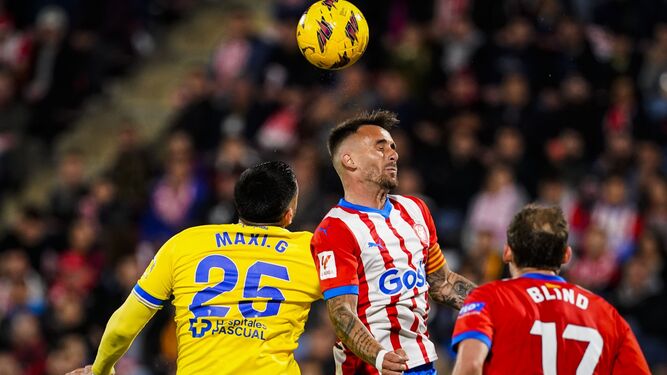 Maxi Gómez y Aleix García pugnan por el balón en el Girona-Cádiz.