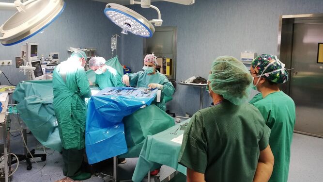 Una operación en un quirófano en el hospital Infanta Elena de Huelva.