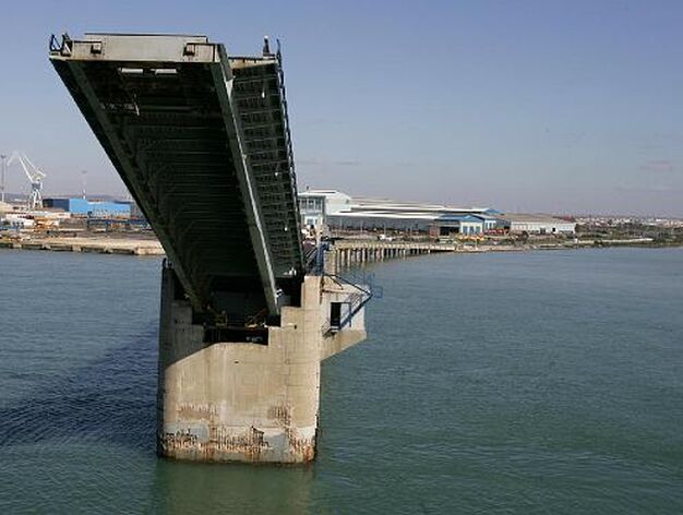El puente se levanta para el Juan Sebasti&aacute;n Elcano