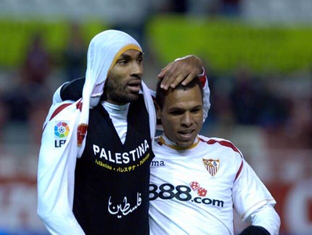 Kanoute, felicitado por Luis Fabiano, muestra una camiseta pro palestina. / Manuel G&oacute;mez