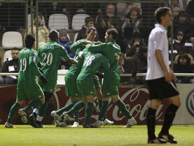 Los jugadores del Betis celebran el gol en Ir&uacute;n. / Juan Herrero (Efe)