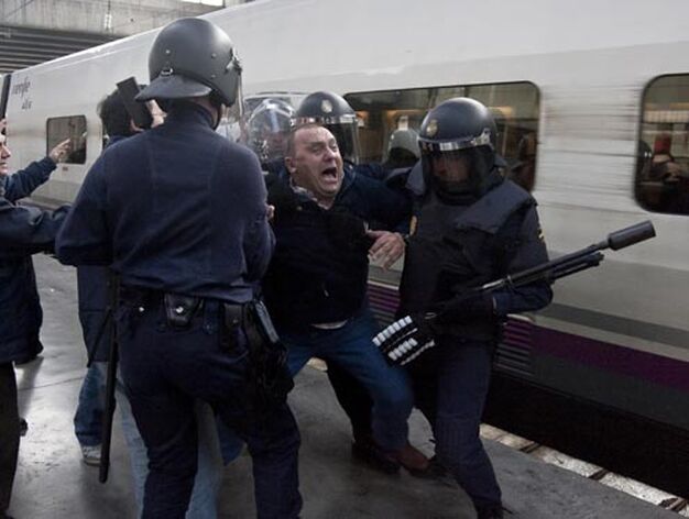 La Polic&iacute;a tiene que hacer uso de la fuerza para reducir a algunos de los manifestantes.

Foto: Jaime Martinez