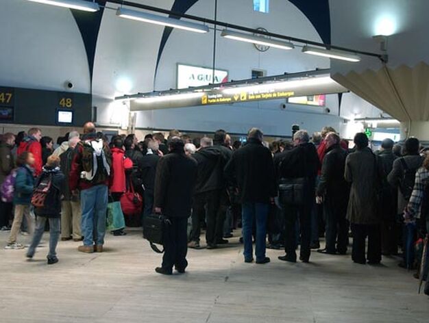 Multitud de personas esperan la salida de sus aviones despu&eacute;s de regresar al aeropuerto.

Foto: Manuel Gomez