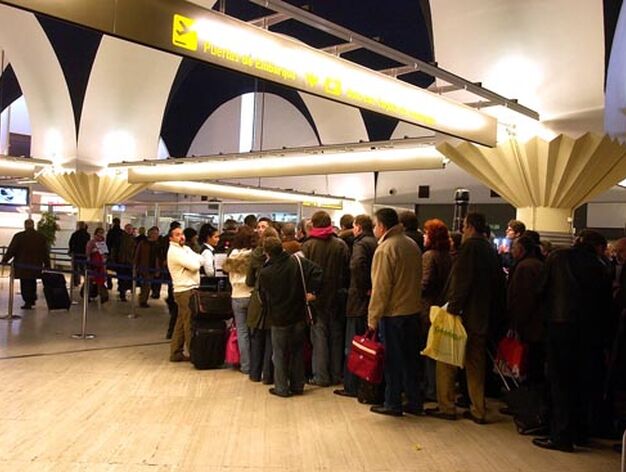El aeropuerto de Sevilla recuper&oacute; poco a poco la normalidad despu&eacute;s de la alarma originada por un aviso de bomba que result&oacute; ser falso.

Foto: Manuel Gomez