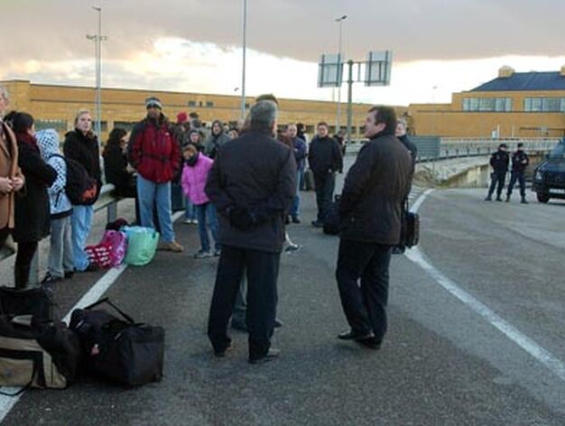 Los afectados junto a sus maletas esperan nuevas &oacute;rdenes de los agentes de Polic&iacute;a Nacional.

Foto: Manuel Gomez