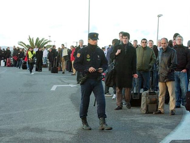 Los ciudadanos siguen al polic&iacute;a en busca de una soluci&oacute;n.

Foto: Manuel Gomez