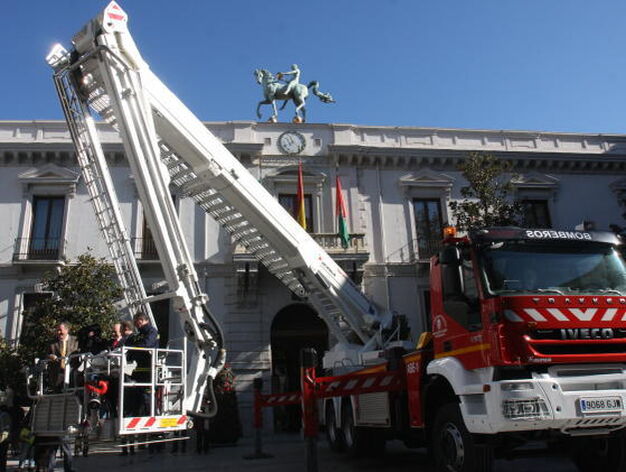 El nuevo veh&iacute;culo de bomberos es el m&aacute;s alto de Europa.

Foto: Mar?de la Cruz / Esther Falc?