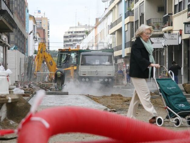 Una mujer intenta pasar por la calle Niebla que se encuentra totalmente en obras.

Foto: Bel&eacute;n Vargas