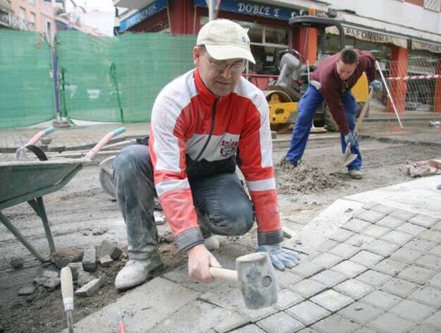 Trabajadores realizan sus labores de reurbanizaci&oacute;n en la calle Niebla.

Foto: Bel&eacute;n Vargas