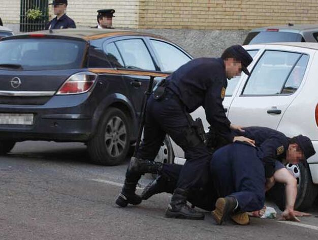 La Polic&iacute;a reduce a un hombre que salt&oacute; el cord&oacute;n policial.

Foto: Victoria Hidalgo