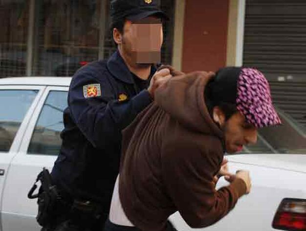 La Polic&iacute;a reduce a un hombre que salt&oacute; el cord&oacute;n policial.

Foto: Victoria Hidalgo