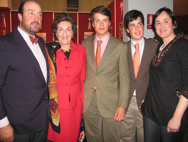 Ignacio Maza, Condesa viuda de la Maza, Diego y Trist&aacute;n Heredia Maza y Silvia Maza.

Foto: Victoria Ram&iacute;rez