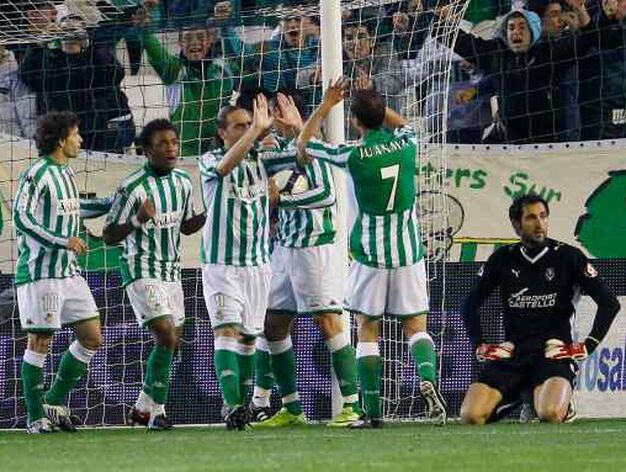 Los jugadores del Betis celebran uno de los goles que encajaron durante el encuentro.

Foto: Antonio Pizarro / EFE