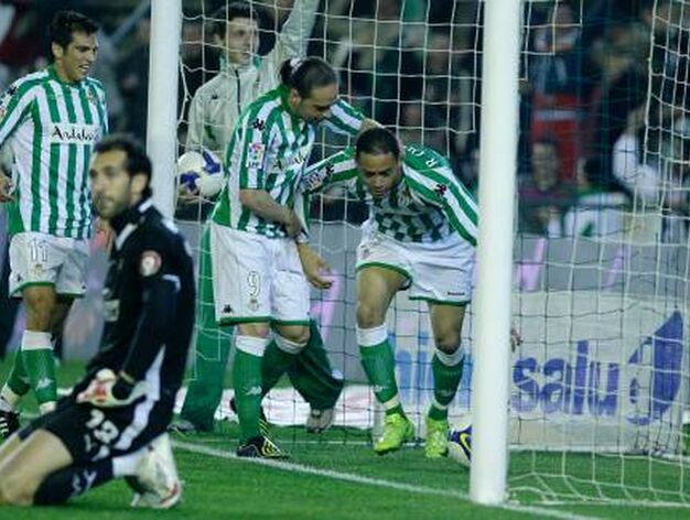 Felicidad en las caras de los jugadores b&eacute;ticos tras el gol de Oliveira.

Foto: Antonio Pizarro / EFE