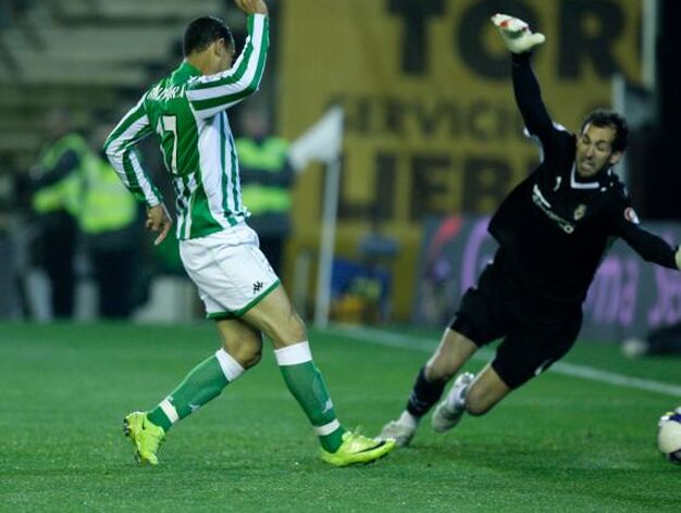 Oliveira mete el segundo tanto del Betis que le llev&oacute; al empate.

Foto: Antonio Pizarro / EFE