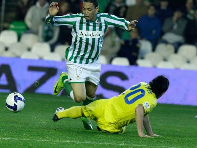 Oliveira cae al suelo ante una entrada de Fuentes.

Foto: Antonio Pizarro / EFE