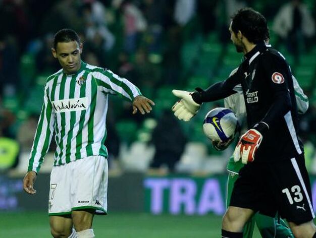 Oliveira felicita a Diego L&oacute;pez al final de partido.

Foto: Antonio Pizarro / EFE