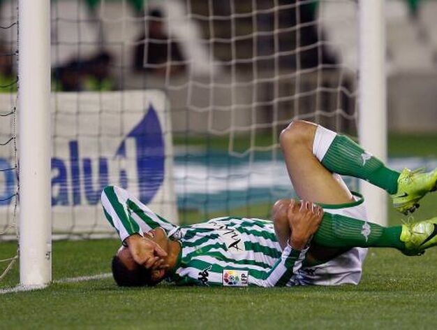 Oliveira se lamenta de un dolor en la rodilla tras una entrada con David L&oacute;pez.

Foto: Antonio Pizarro / EFE