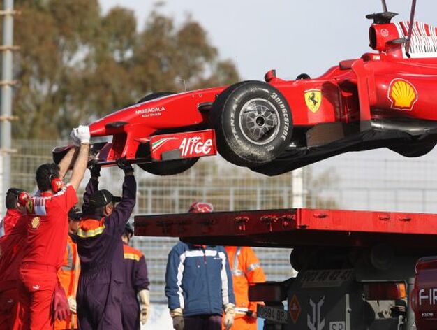 Felipe Massa, con la pista h&uacute;meda, sufri&oacute; un peque&oacute; incidente al terminar sobre la grava.

Foto: J. C. Toro