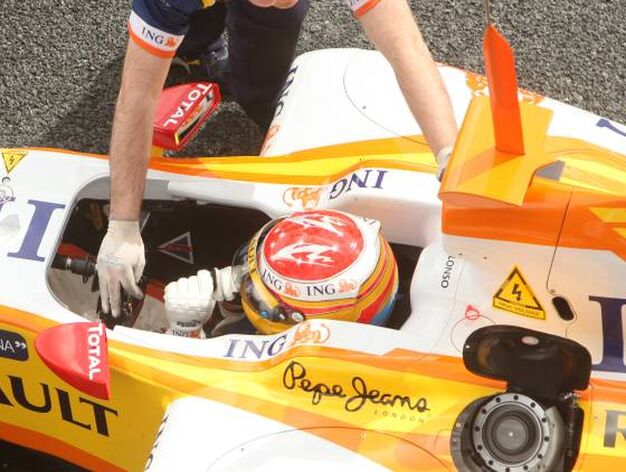 Un mec&aacute;nico de Renault ayuda al monoplaza de Alonso a regresar a los boxes.

Foto: J. C. Toro