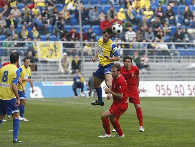 Fleurquin se impone por alto a los jugadores visitantes ante la mirada de Enrique. 

Foto: Jose Braza