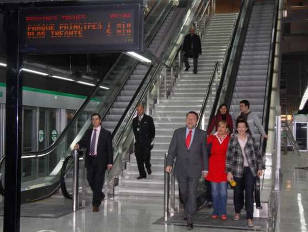 Los alcaldes bajan las escaleras para acceder al tren.

Foto: Victoria Hidalgo