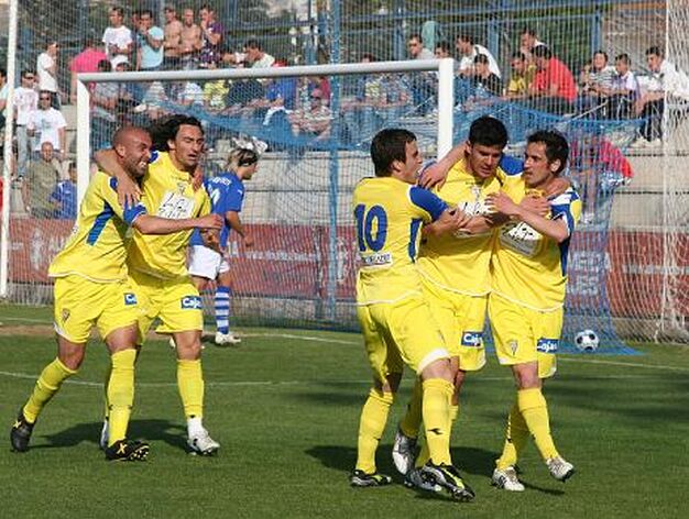 Los futbolistas amarillos felicitan al centrocampista argentino tras su tanto. 

Foto: LOF