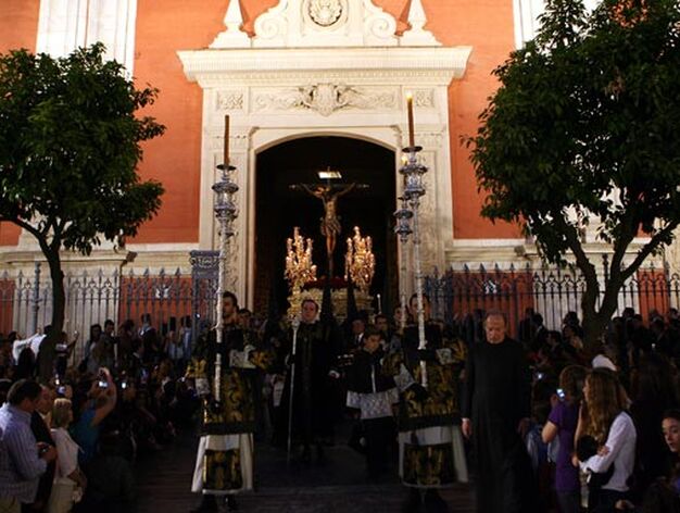 El Amor a su salida de la Iglesia de El Salvador.

Foto: Juan Carlos Mu&ntilde;oz