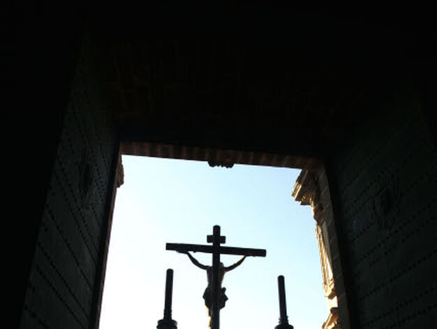 Impresionante contraluz del Cristo del Perd&oacute;n durante su salida desde la Catedral.

Foto: Pascual