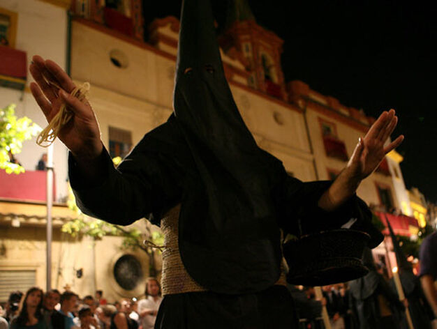 Un nazareno recompone filas en un momento del acto de penitencia.

Foto: Juan Carlos Mu&ntilde;oz