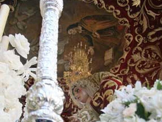 Detalle en picado de la Virgen de las Mercedes en el palio.

Foto: Bel&eacute;n  Vargas