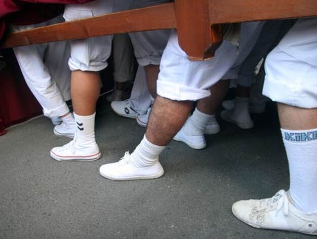 Detalle de los pies de los costaleros en plena levant&aacute;.

Foto: Bel&eacute;n Vargas