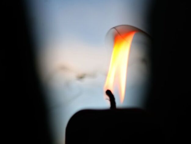La llama del cirio de un nazareno.

Foto: Juan Carlos Mu&ntilde;oz
