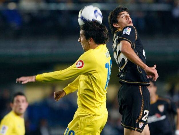 Cani lucha por la pelota a&eacute;rea con el centrocampista argentino Perotti.

Foto: LOF, EFE
